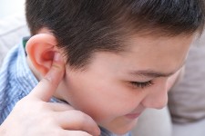 Çocuklarda orta kulak enfeksiyonunu hafife almayın!